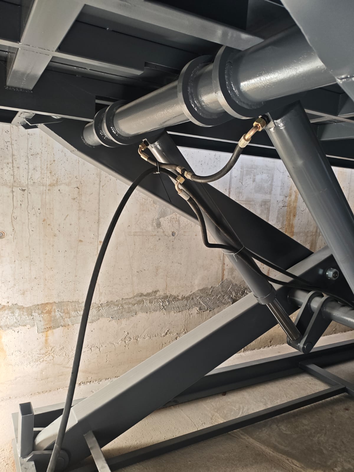 Hydraulic hose routing on a four-cylinder scissor lift installation