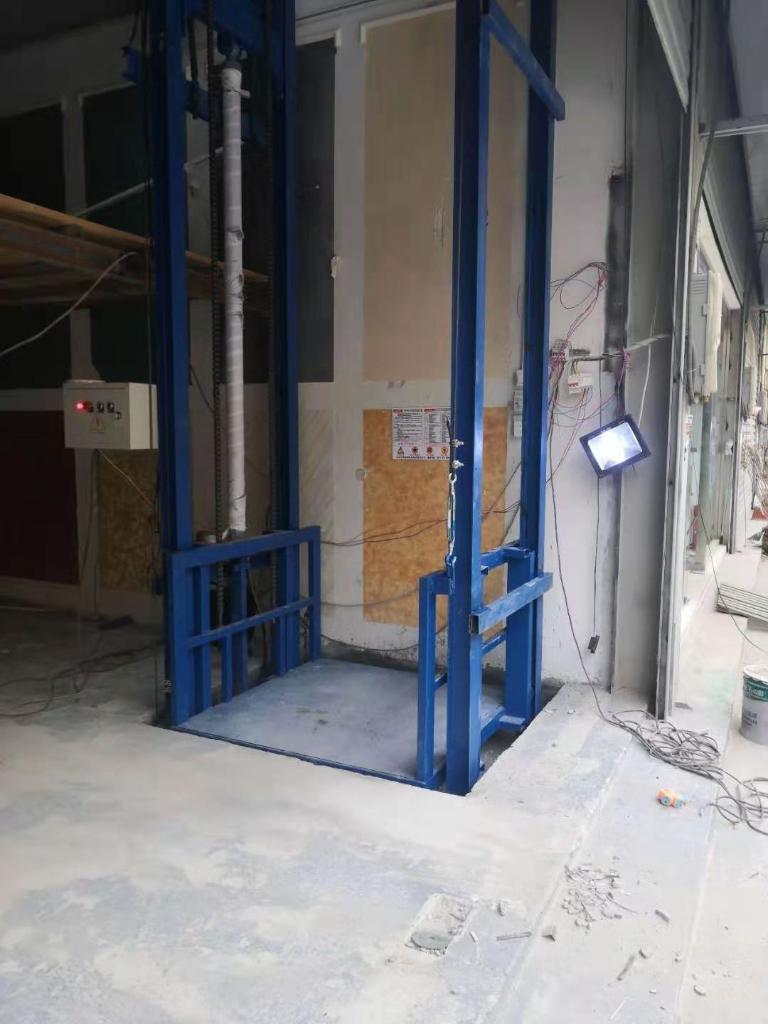 Guide Rail Cargo Lift — 1 Ton, Double Column Single Cylinder, 3m Lift Height