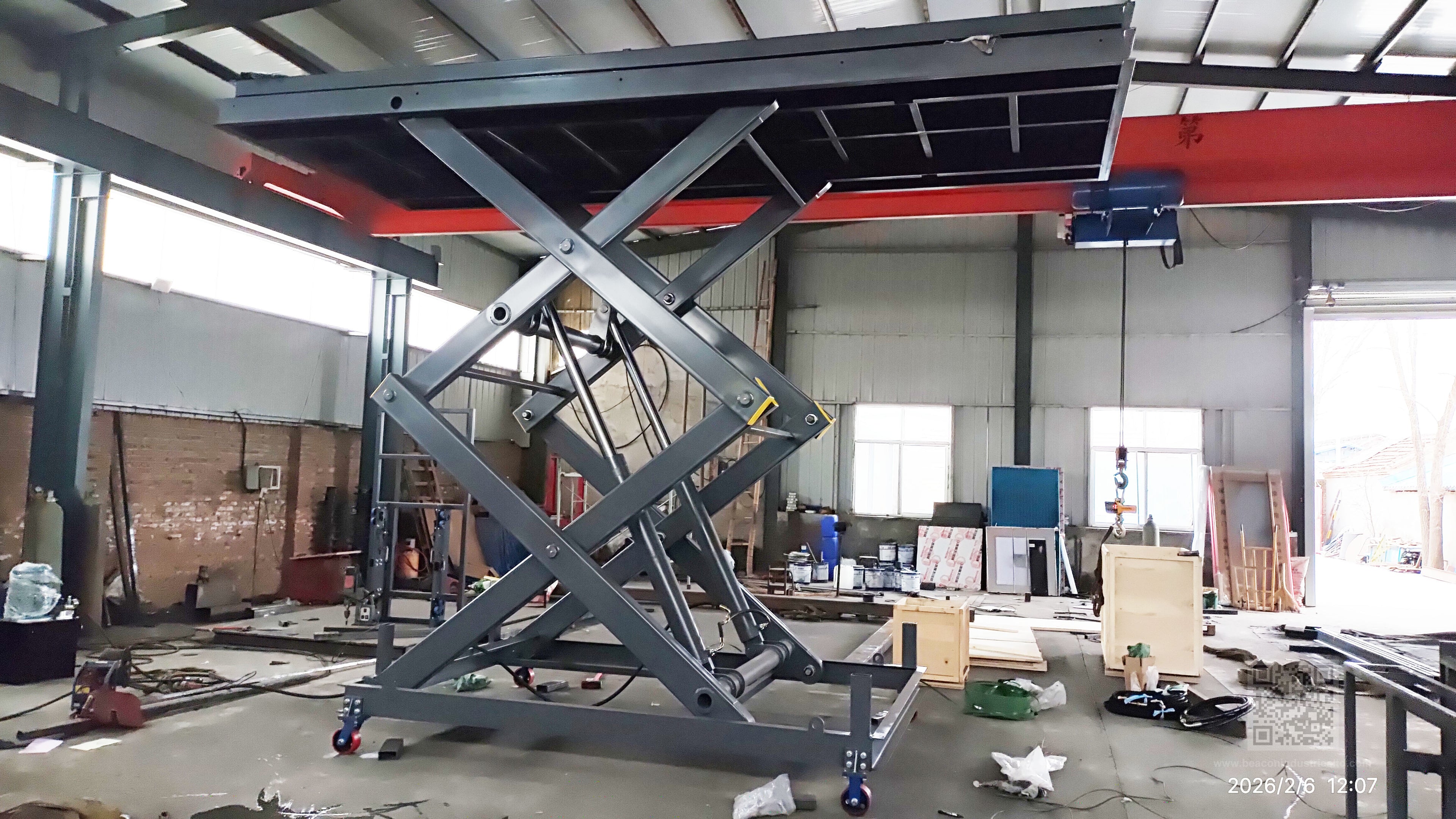 Heavy-duty scissor lift side view — 3-ton, 3.0m lift height, 5.5kW silent pump