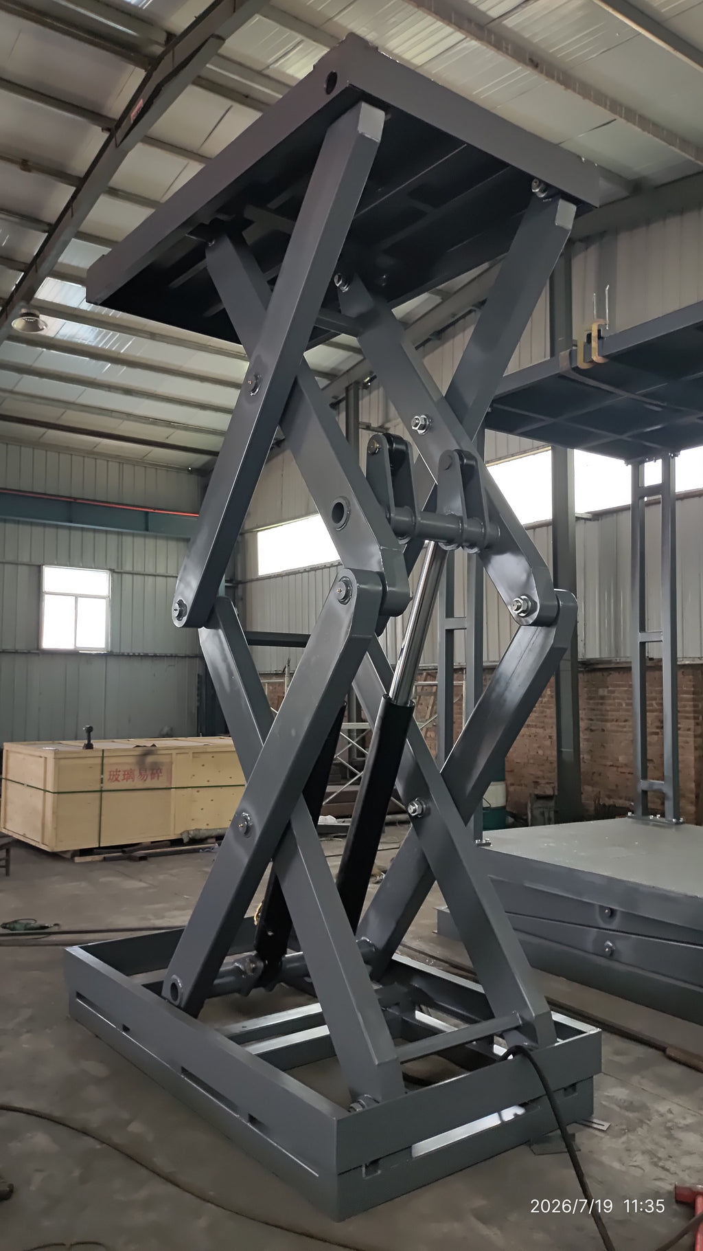 5-ton double scissor structure lift at full extension — side view highlighting dual scissor arms, hydraulic cylinder and heavy-duty steel frame