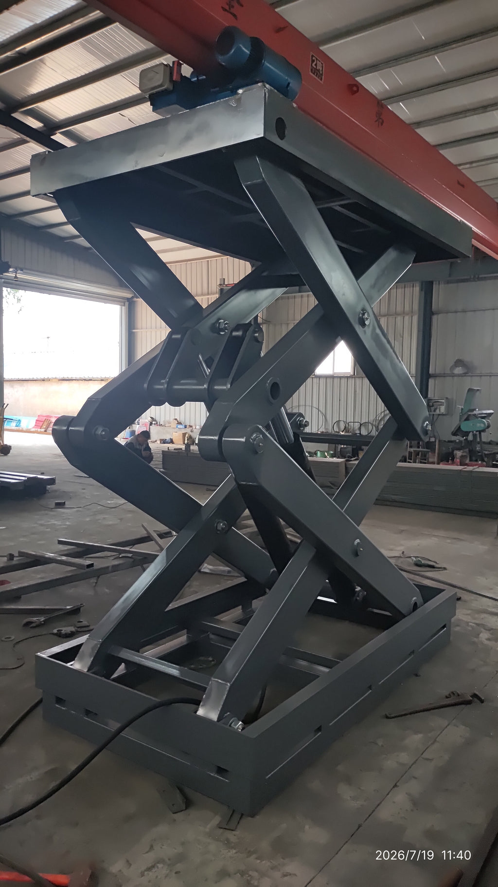 5-ton double scissor structure lift raised — wide-angle factory view showing full scissor structure height and overhead crane rail above
